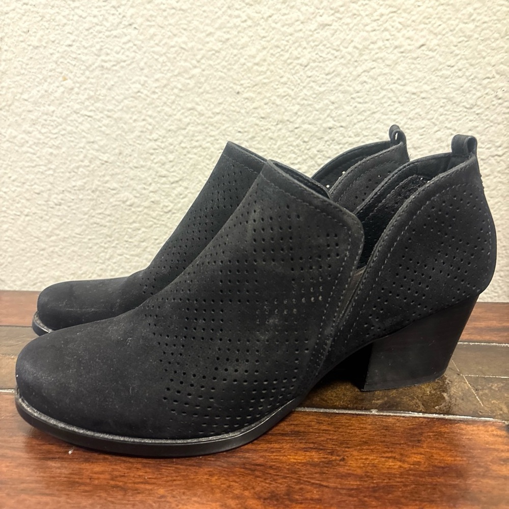 Baretraps Women Block Heel Ankle Booties Reta Size US 10M Black Faux Suede